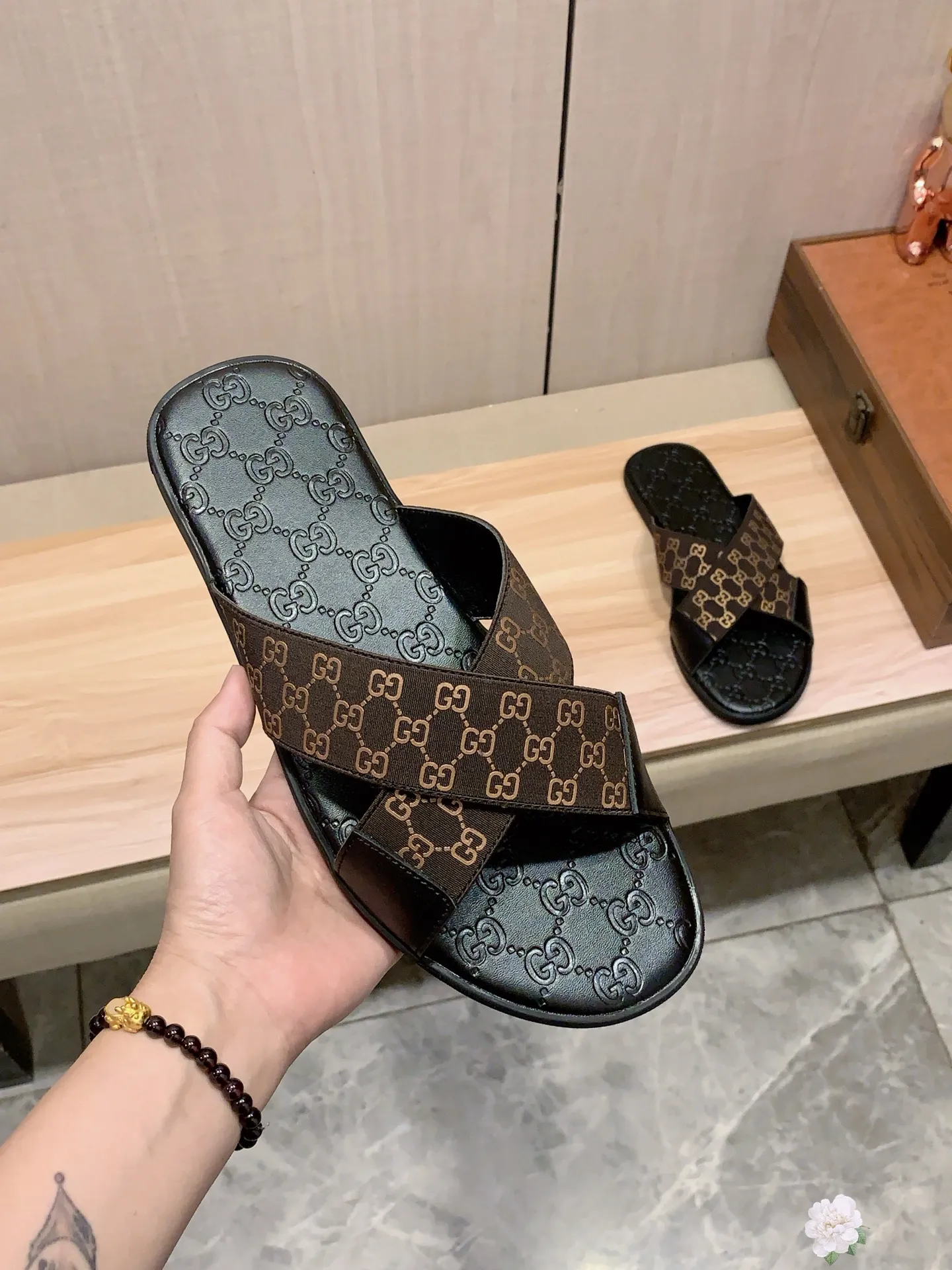 Slippers: New model: Factory price: 260💰💰🎩🎩🔥🔥《 Gucci* 》Series of slippers top purchasing agent🔍🔍Sold at the same time for men, original Italian imported webbing made of selected cowhide, exquisite workmanship,), sole: (super comfortable) original factory special sole, ⚠️exclusive double-layer movable molded sole super comfortable⚠️, real shot🎬the real thing is more beautiful🔍🔍266 regular code 38-44, can be ordered 45.